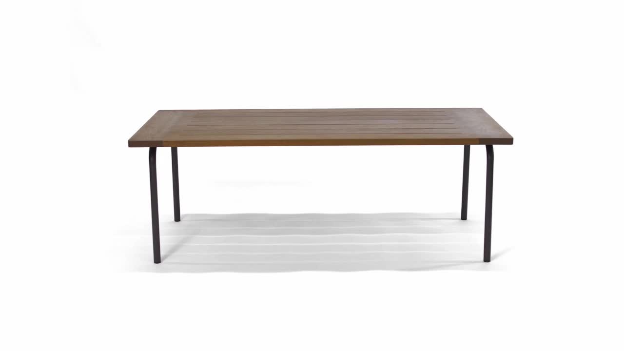 设计师的厨房桌子由白色背景的深色木材制成。视频下载