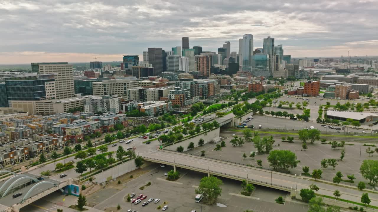 从空中俯瞰丹佛市中心的居民区视频素材