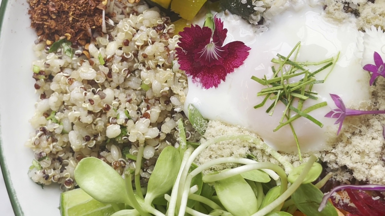 健康混合沙拉在碗里。植物基础成分视频下载