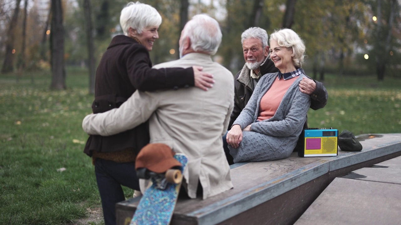 快乐的老年夫妇在滑板公园聊天。视频素材