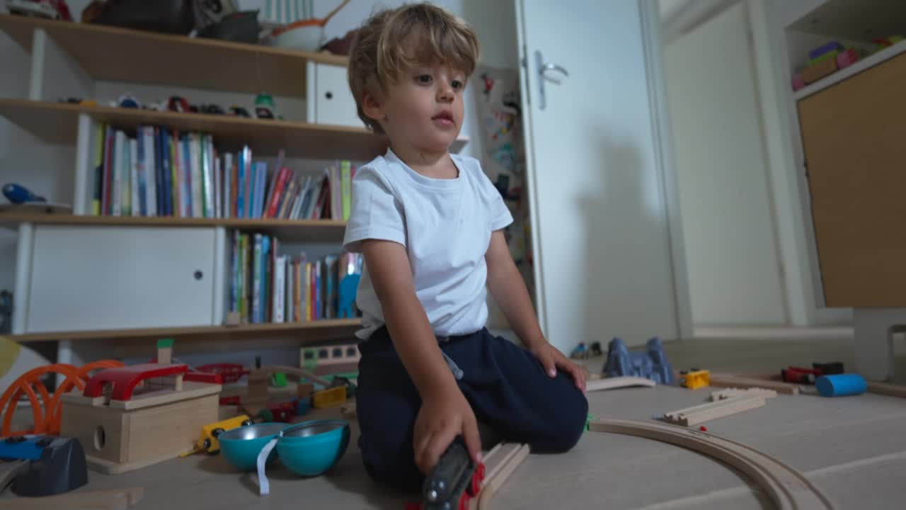 小男孩在游戏室玩玩具。孩子在家里的卧室里自己玩视频素材