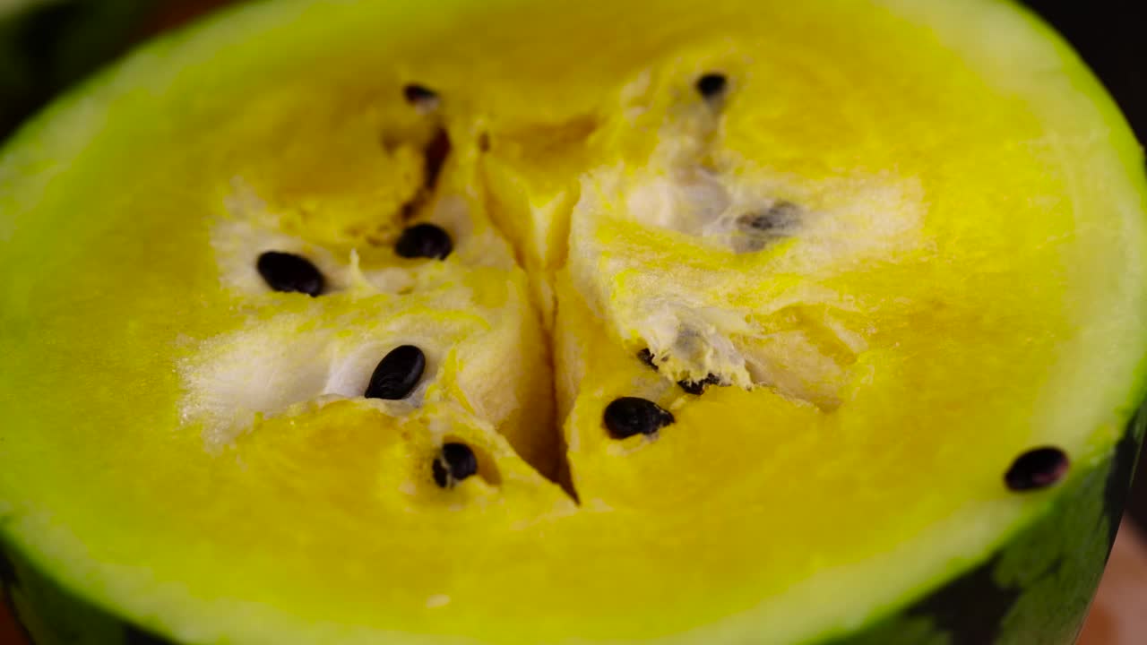 将多汁的黄色西瓜切成片，将黄色西瓜的边缘部分切成片视频素材