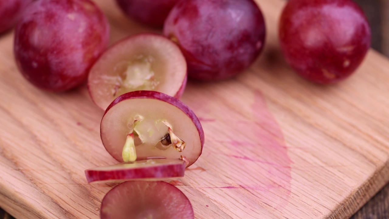 切桌子上的红葡萄浆果视频下载