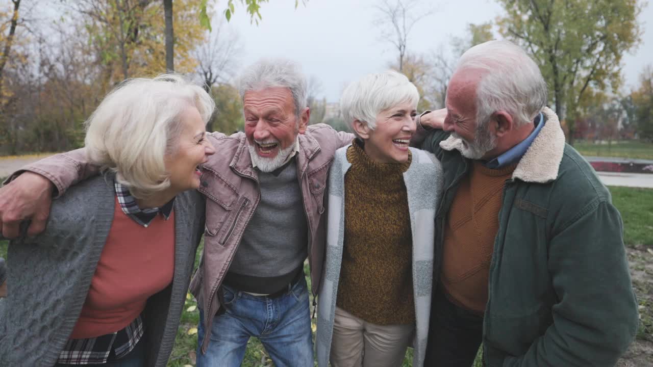 快乐的老人拥抱在公园里享受。视频素材