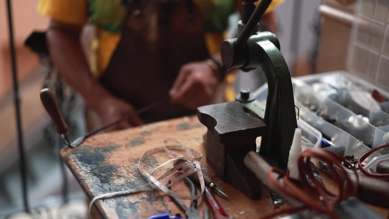 工匠在当地市场上制作新的皮带视频下载