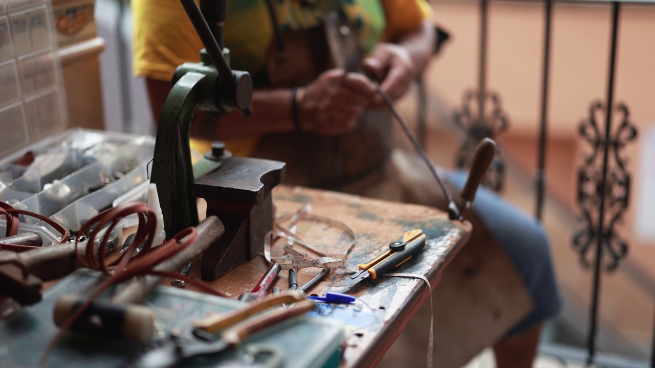 工匠在当地市场上制作新的皮带视频素材