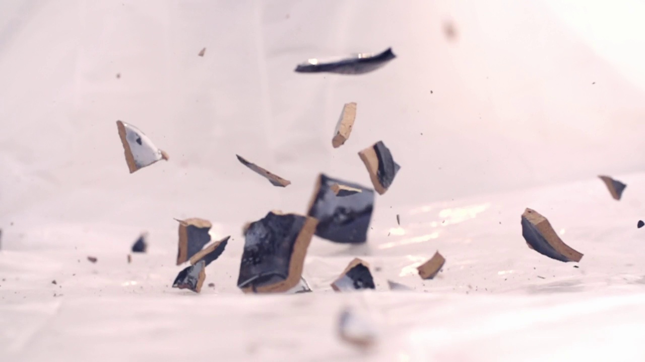 一个掉落和破碎的古代罐子的慢镜头视频下载