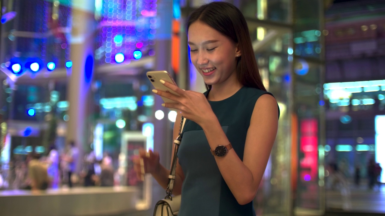亚洲女商人晚上用手机视频下载