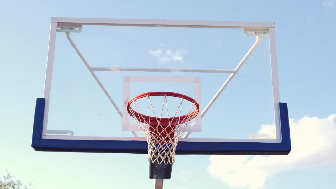 体育场上的篮球框。慢动作视频素材