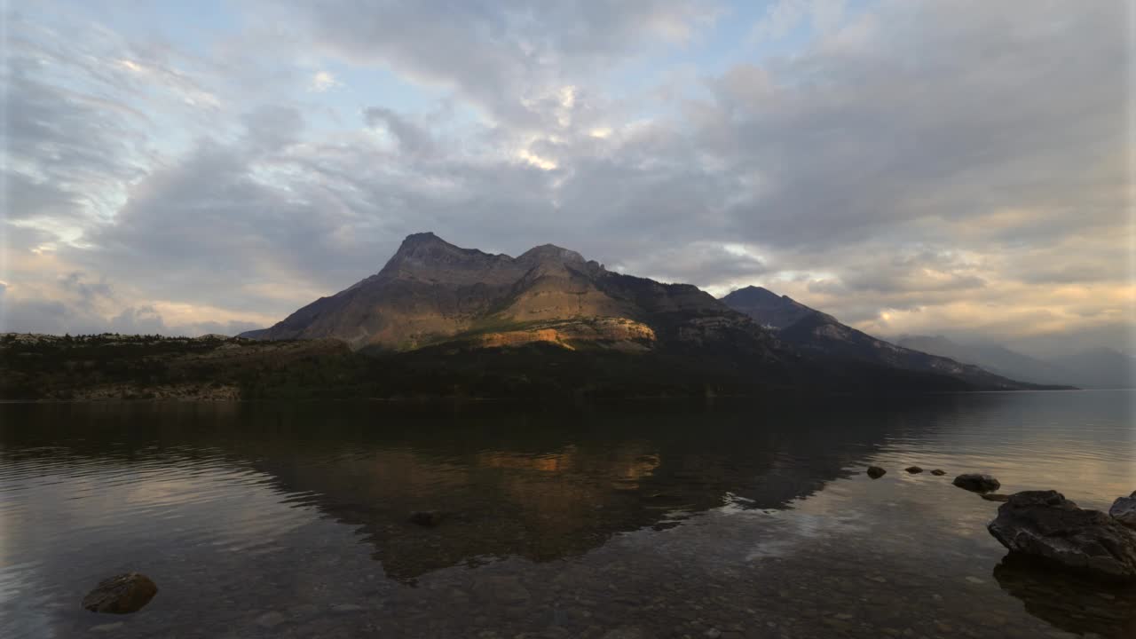 日落时分的沃特顿湖国家公园，阿尔伯塔，加拿大视频素材