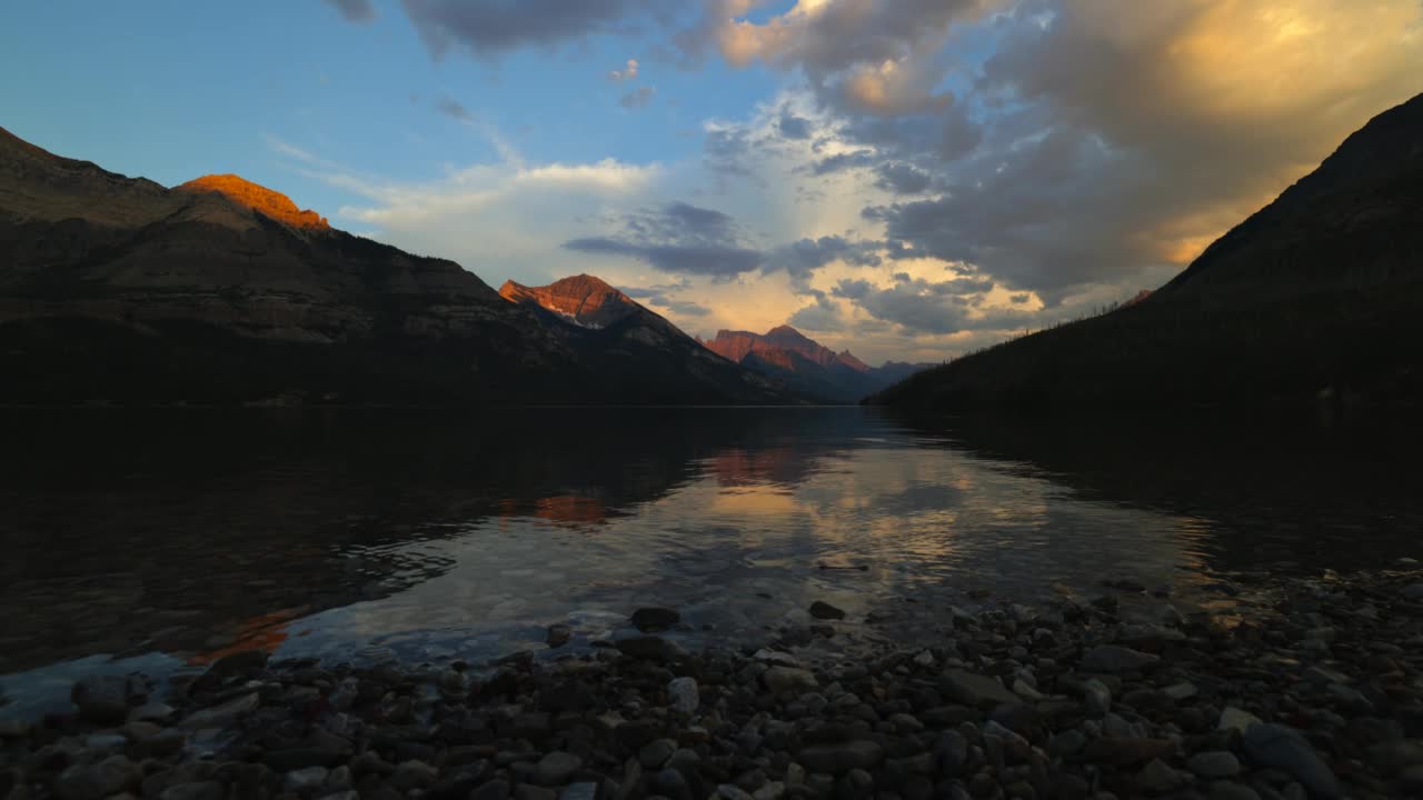 日落时分的沃特顿湖国家公园，阿尔伯塔，加拿大视频素材