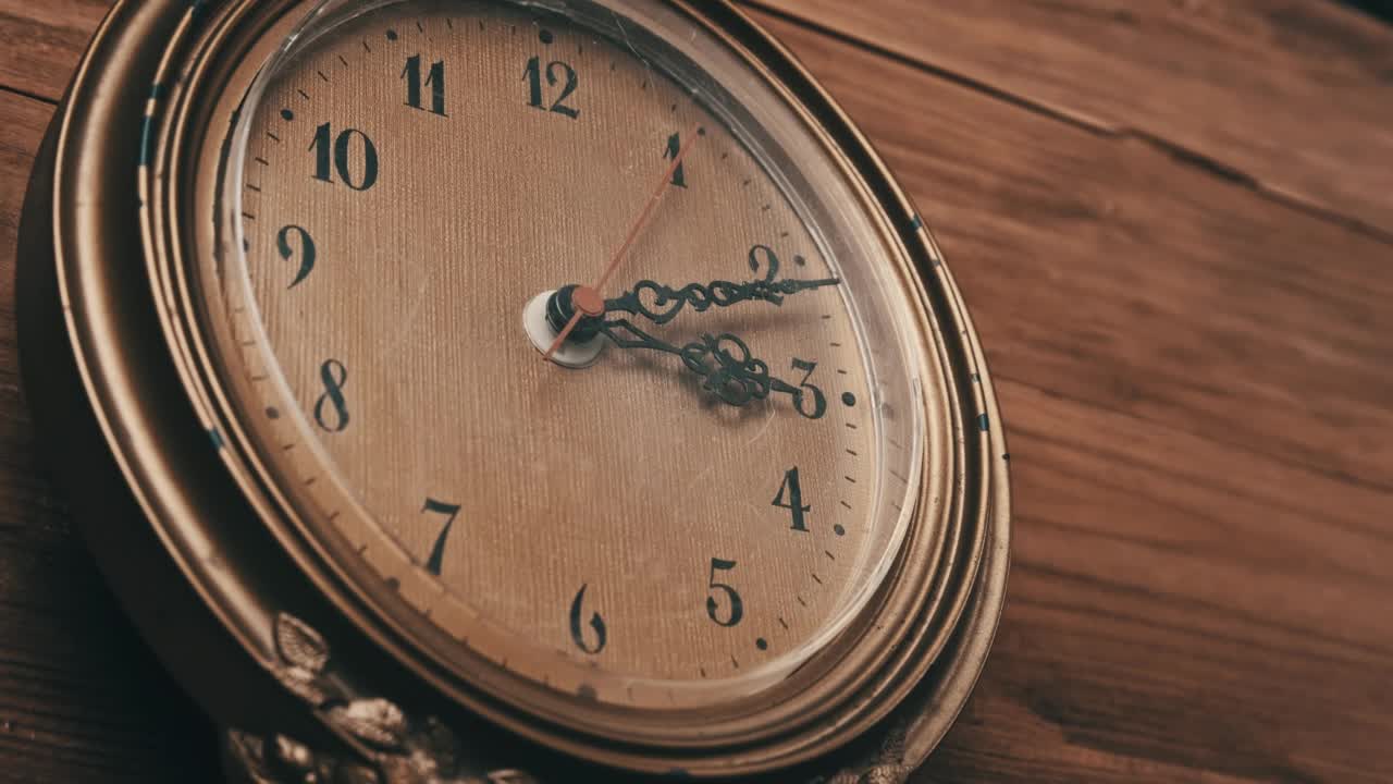 老式挂钟与移动的秒针在木制背景视频下载