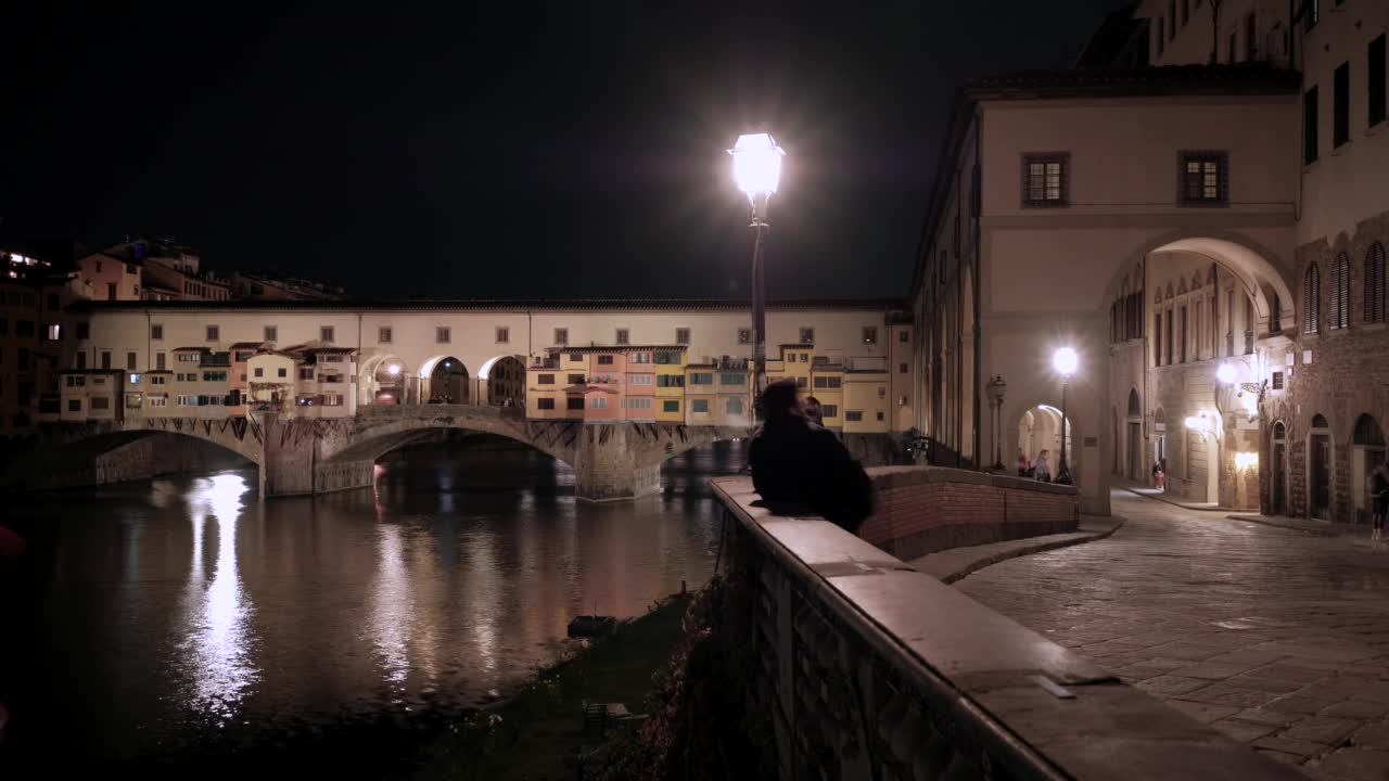 佛罗伦萨庞特维奇奥老桥的夜晚时间流逝视频素材