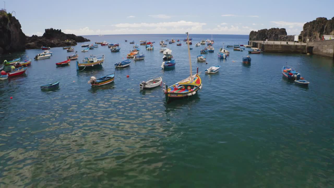 停泊在葡萄牙马德拉岛卡马拉德洛博斯的渔船视频素材