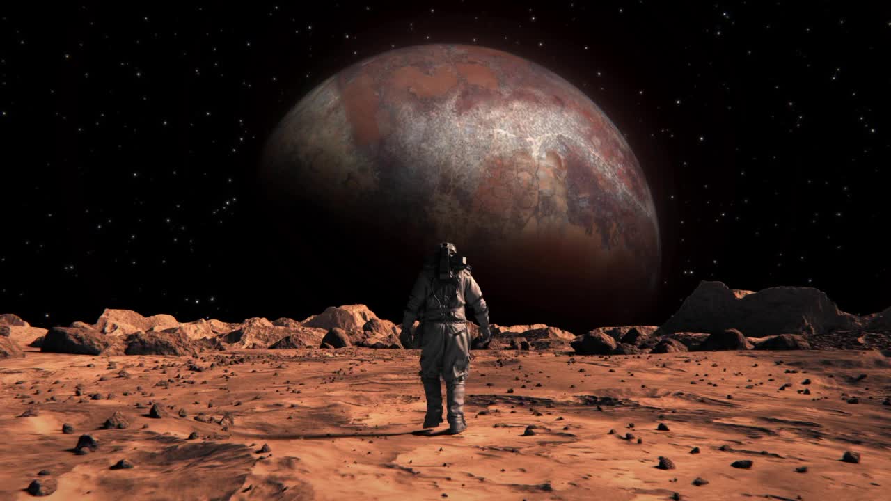 一名勇敢的宇航员穿着宇航服，自信地在火星上走向一颗太空行星视频下载