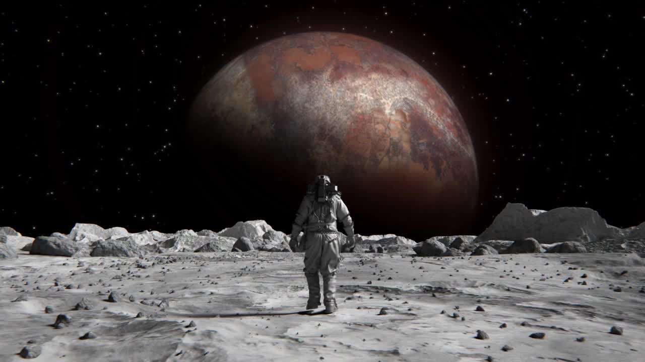 一个穿着宇航服的勇敢宇航员自信地在月球上走向太空行星的镜头视频下载