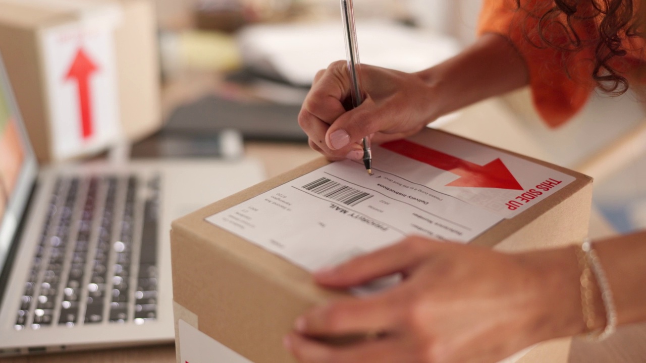 小生意，网上订单和妇女写在包裹，包裹或盒子的送货地址的电子商务初创快递服务。企业家女性手做航运，销售和物流视频下载