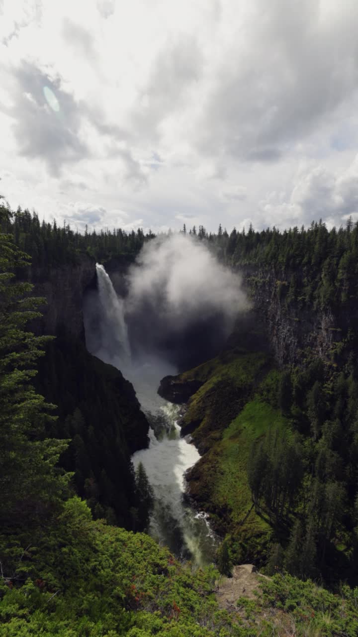 加拿大不列颠哥伦比亚省威尔斯格雷省立公园的Helmcken瀑布视频素材