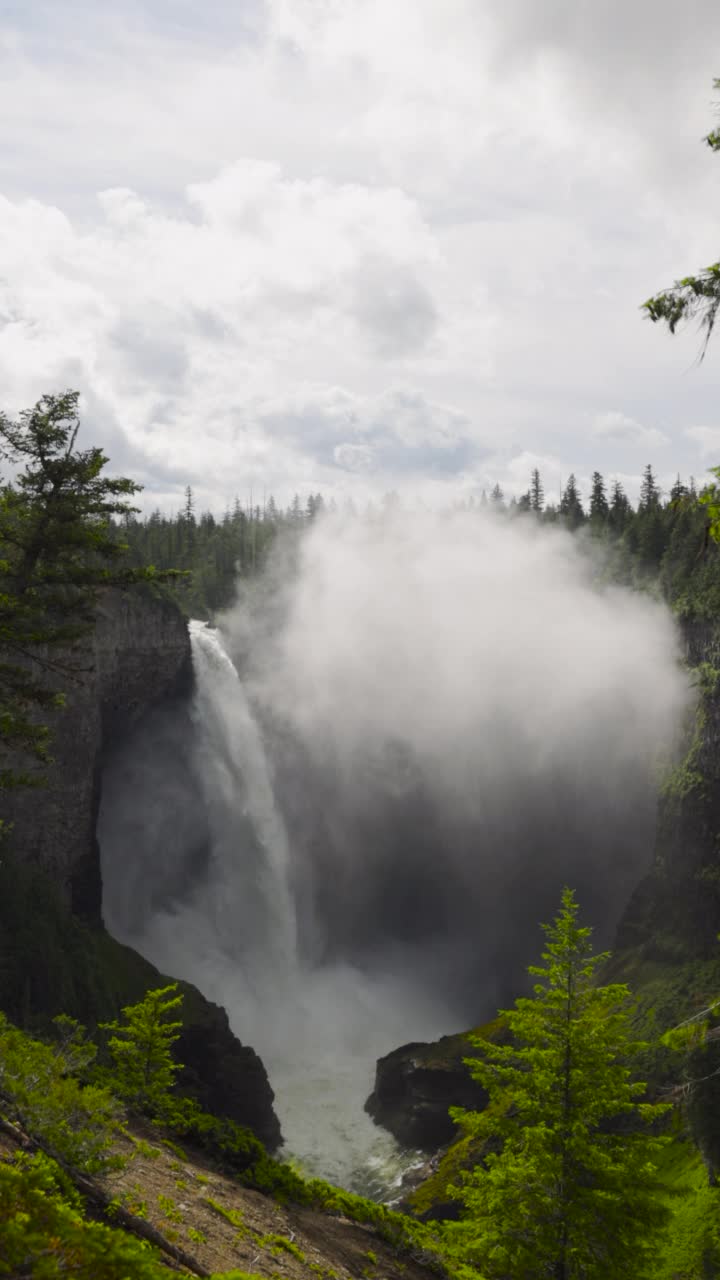加拿大不列颠哥伦比亚省威尔斯格雷省立公园的Helmcken瀑布视频素材
