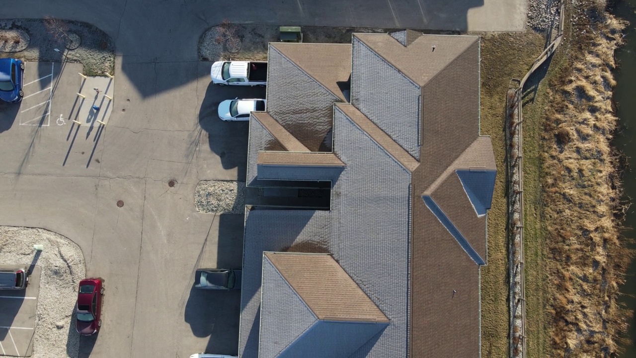 美国威斯康辛州基诺沙的公寓和停放的汽车的4K俯瞰视图视频下载