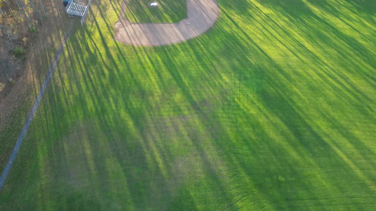 秋天的棒球场和小镇的天桥视频下载