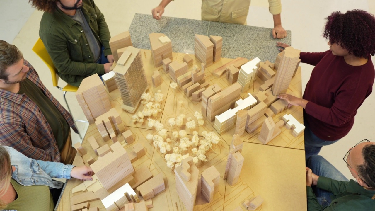 教授在课堂上讲建筑的城市模型视频下载