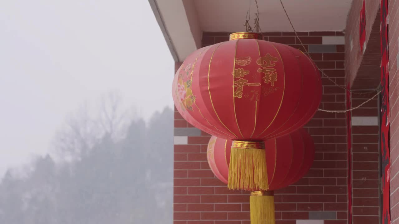 中国传统灯笼挂在门前视频素材