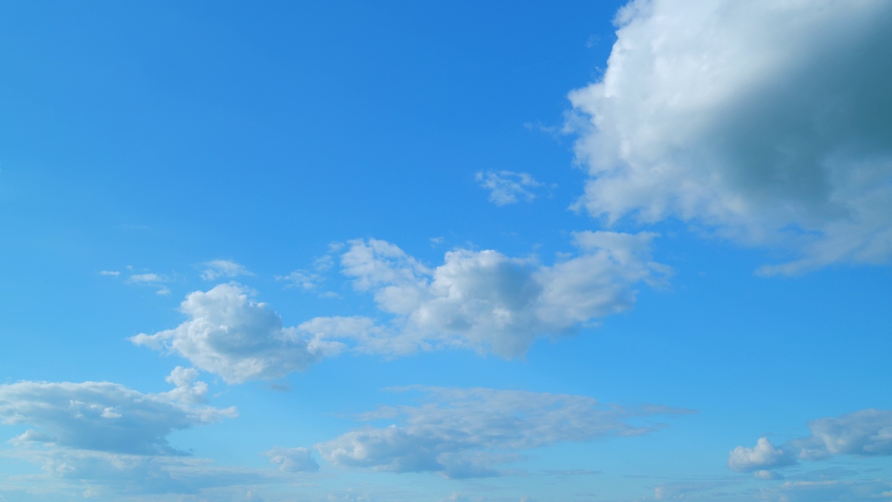 美丽的蓝天和云的背景。白云自然背景。时间流逝。视频素材