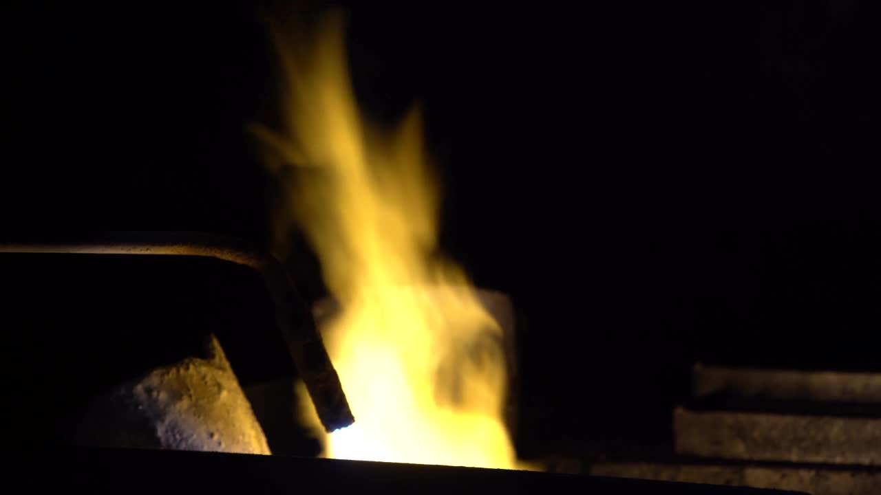 从熔化金或任何类型的钢在钢铁工厂的强度方形存储箱的管道中探索火焰光束。视频素材
