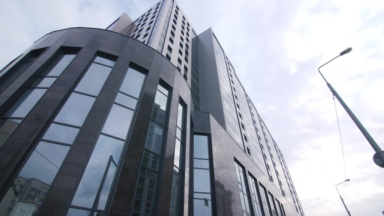 位于现代化城市中心的优雅商业中心建筑视频下载