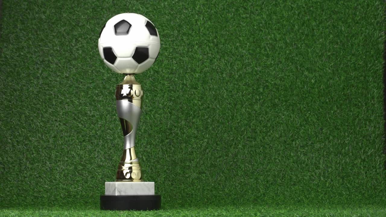 足球冠军奖杯周围环绕着飘落的金色五彩纸屑。视频4 k视频素材