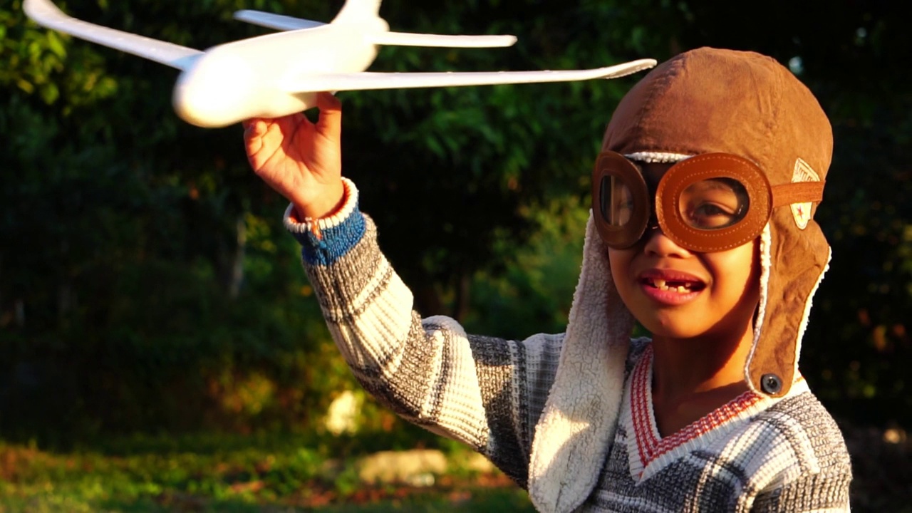 快乐的孩子在公园里玩泡沫飞机视频素材