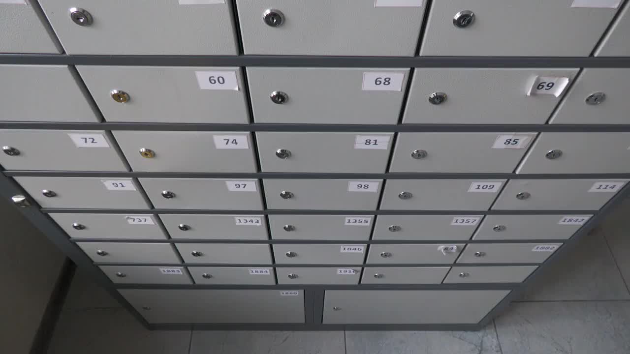 银行存款箱。档案存储档案搜索。信箱装满了传单和信件视频素材