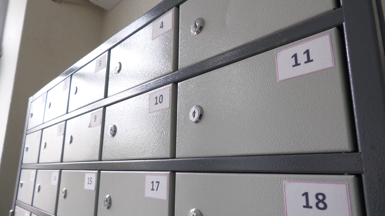 银行存款箱。档案存储档案搜索。信箱装满了传单和信件视频素材
