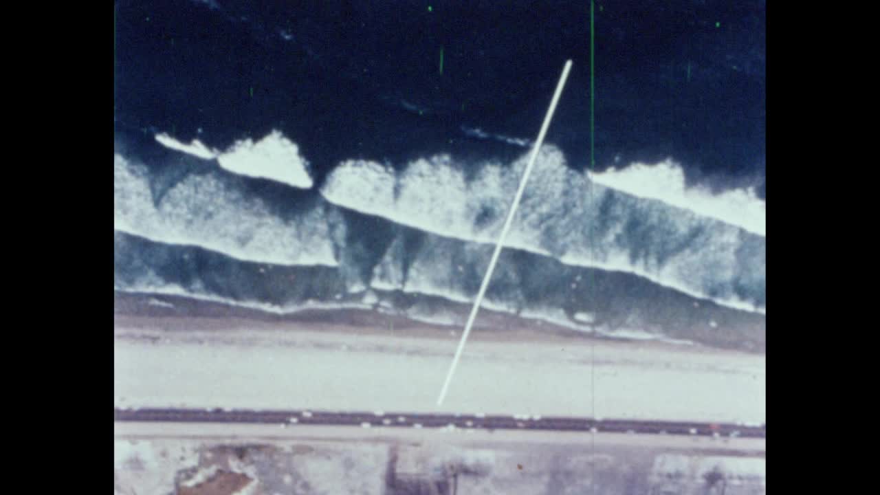 海滩:一条沙河——36篇中的第17篇。对海浪产生的水流的分析证明，大多数由海浪发出的声音证明，大多数明显的沙的净移动通常沿着海岸。这部电影证明了海滩就是如此视频下载