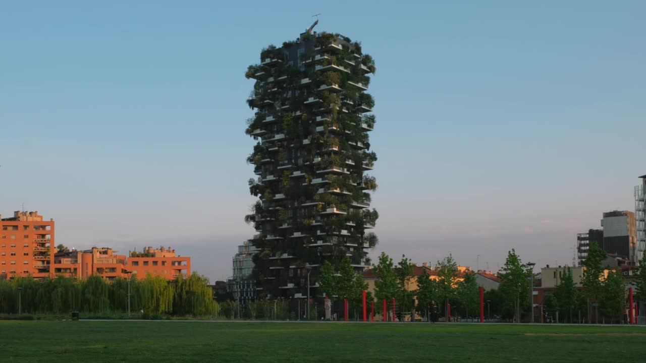 米兰的垂直木宫殿建筑视频素材
