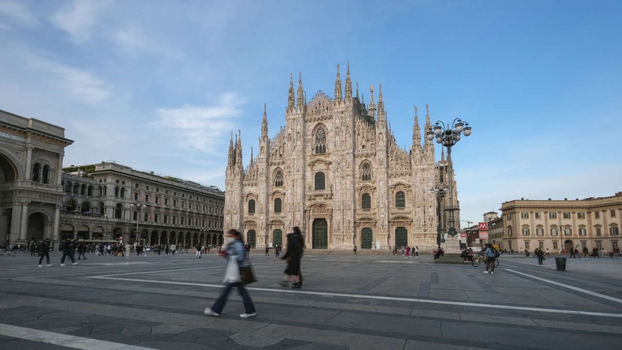 多奥摩圆顶哥特式大教堂在多奥摩广场时间流逝在米兰，或米兰视频素材