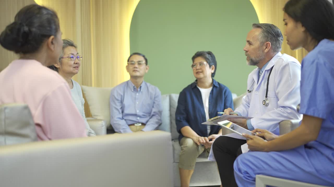 4K高级医生和护士在医院与一群老年病人讨论视频素材