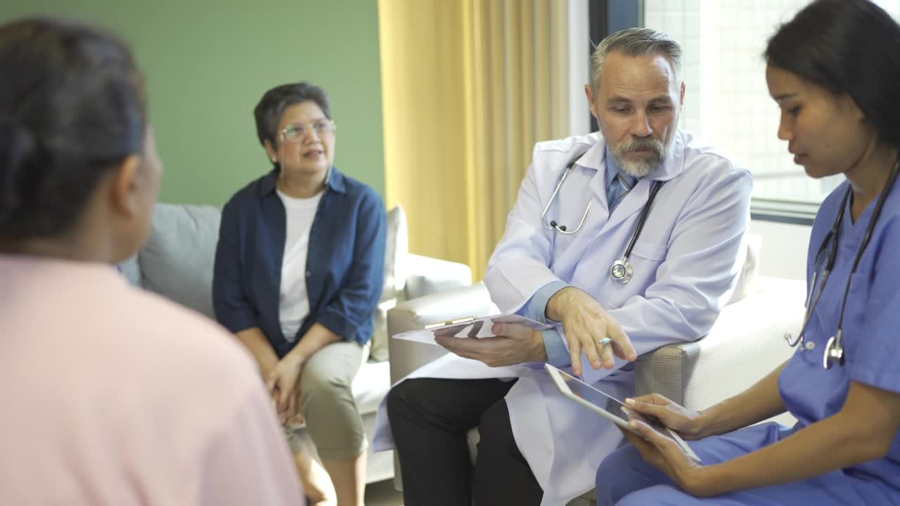 高级医生与护士讨论老年病人体检情况视频素材