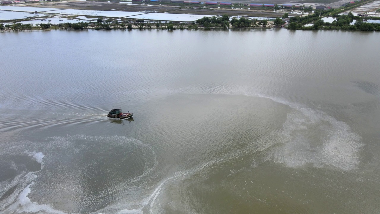 无人机拍摄到一只小渔船在被污染的河流上航行视频素材