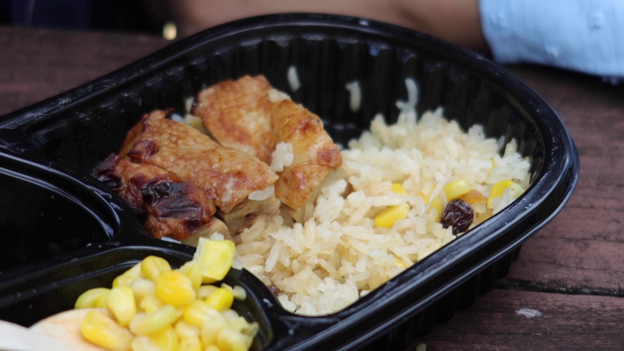 咖喱鸡和米饭装在可带走的塑料袋中放在桌上视频下载