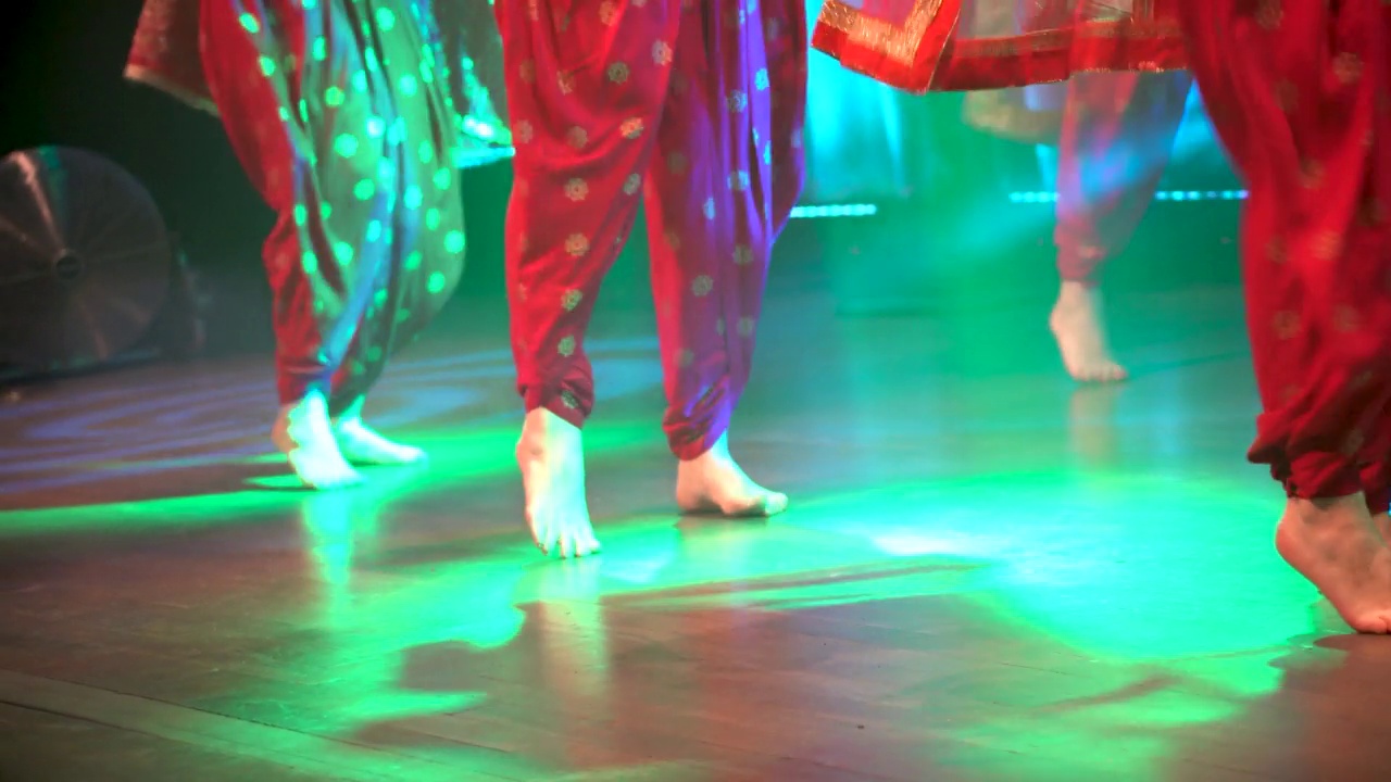 低角度拍摄身份不明的女孩的腿在传统服装跳舞视频素材