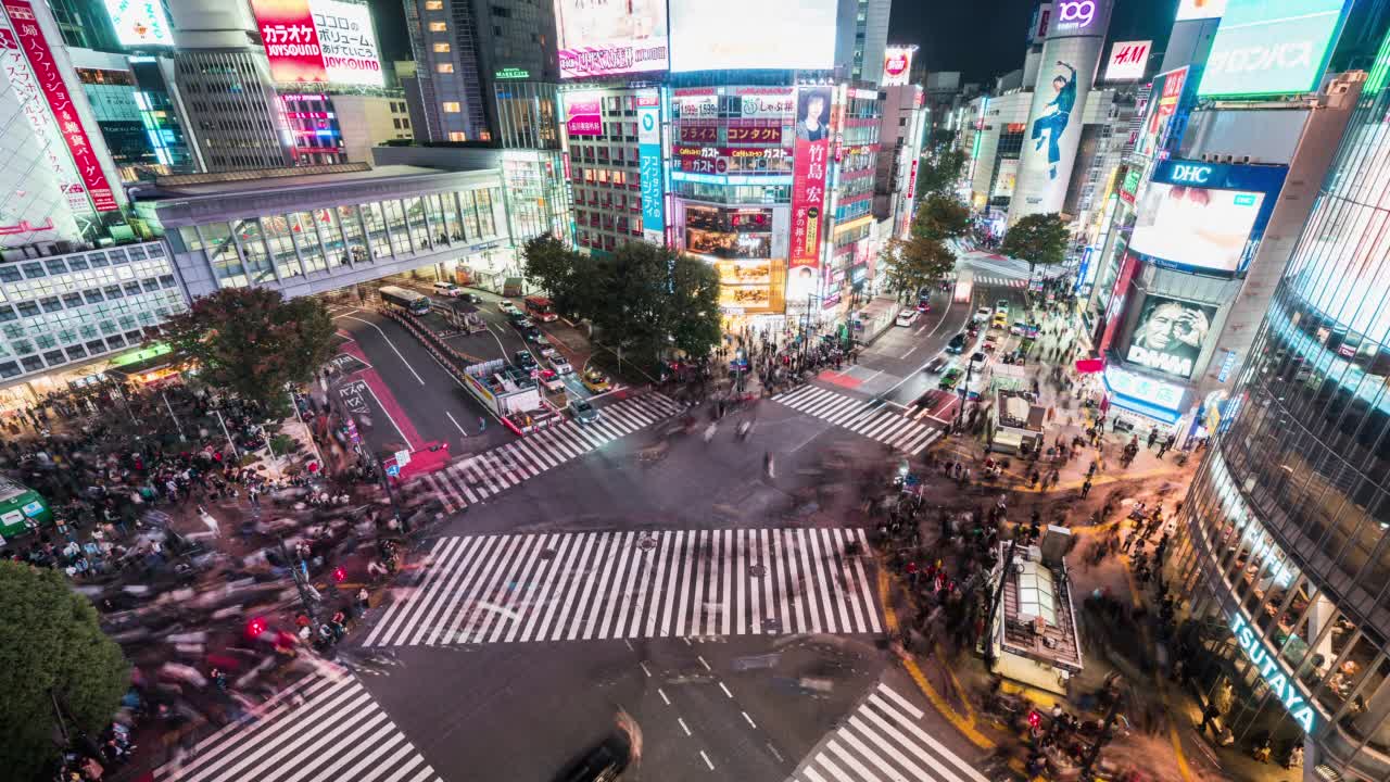夜间汽车交通交通中断，拥挤的行人走在涩谷十字路口。东京旅游景点地标，日本旅游，亚洲交通或亚洲城市生活理念视频下载