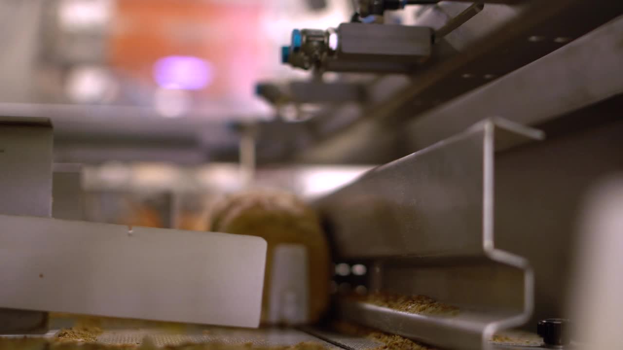 面包生产厂的生产线上有一条自动传送带。视频素材