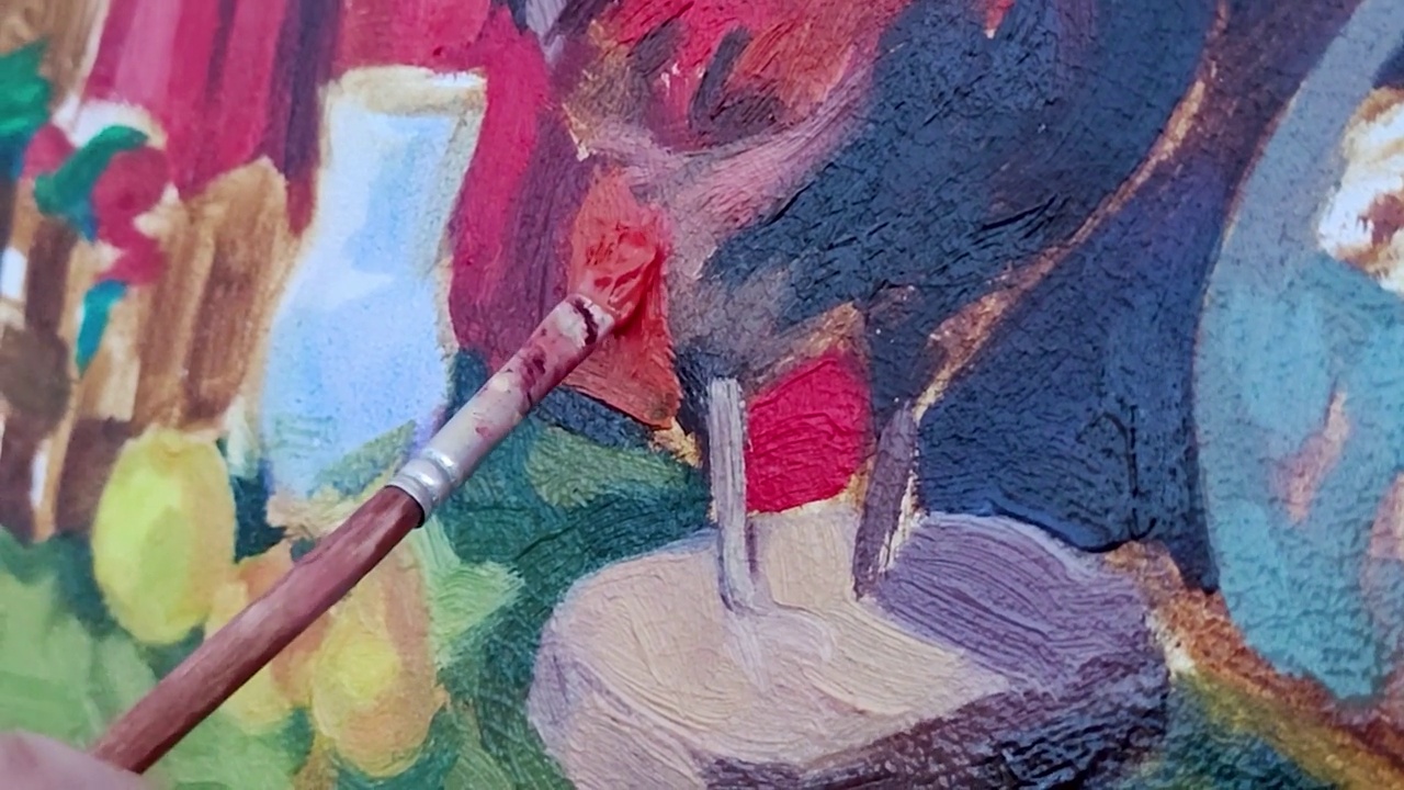 用水彩、水粉、油彩、蛋彩和丙烯酸颜料在画布上画圆圈的艺术家画笔。视频下载