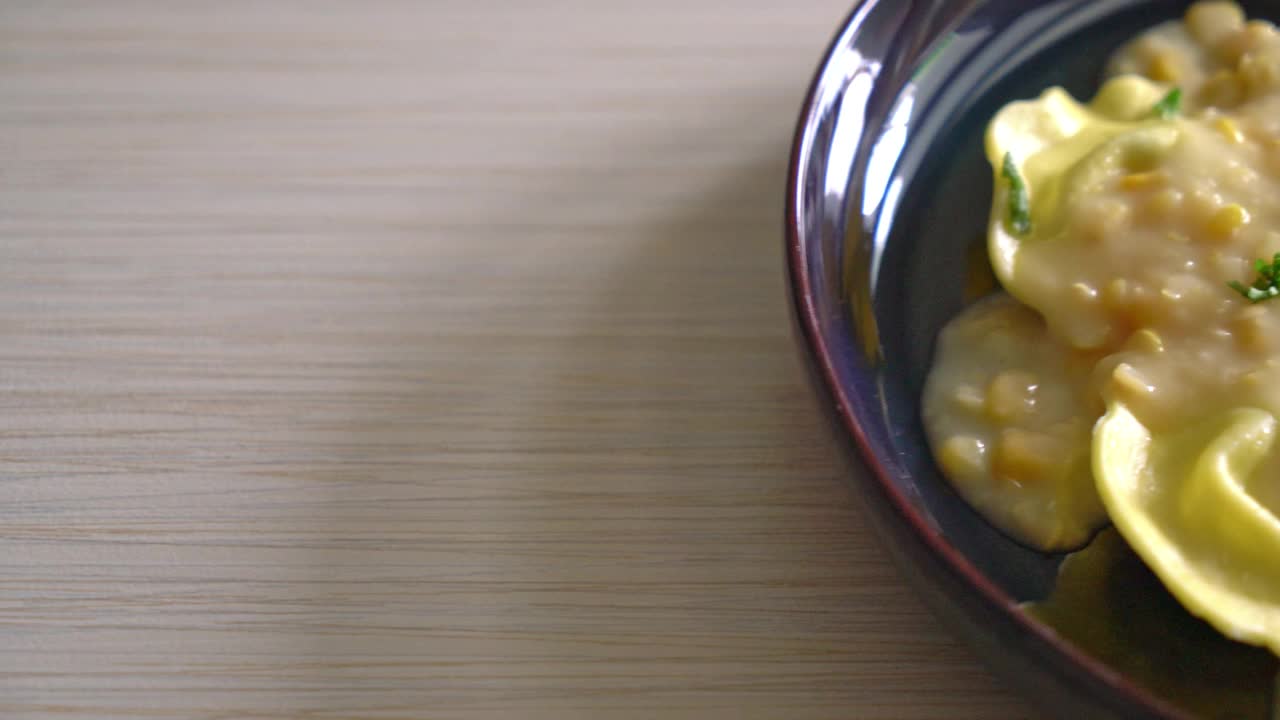 意大利饺子配玉米芝士酱视频素材