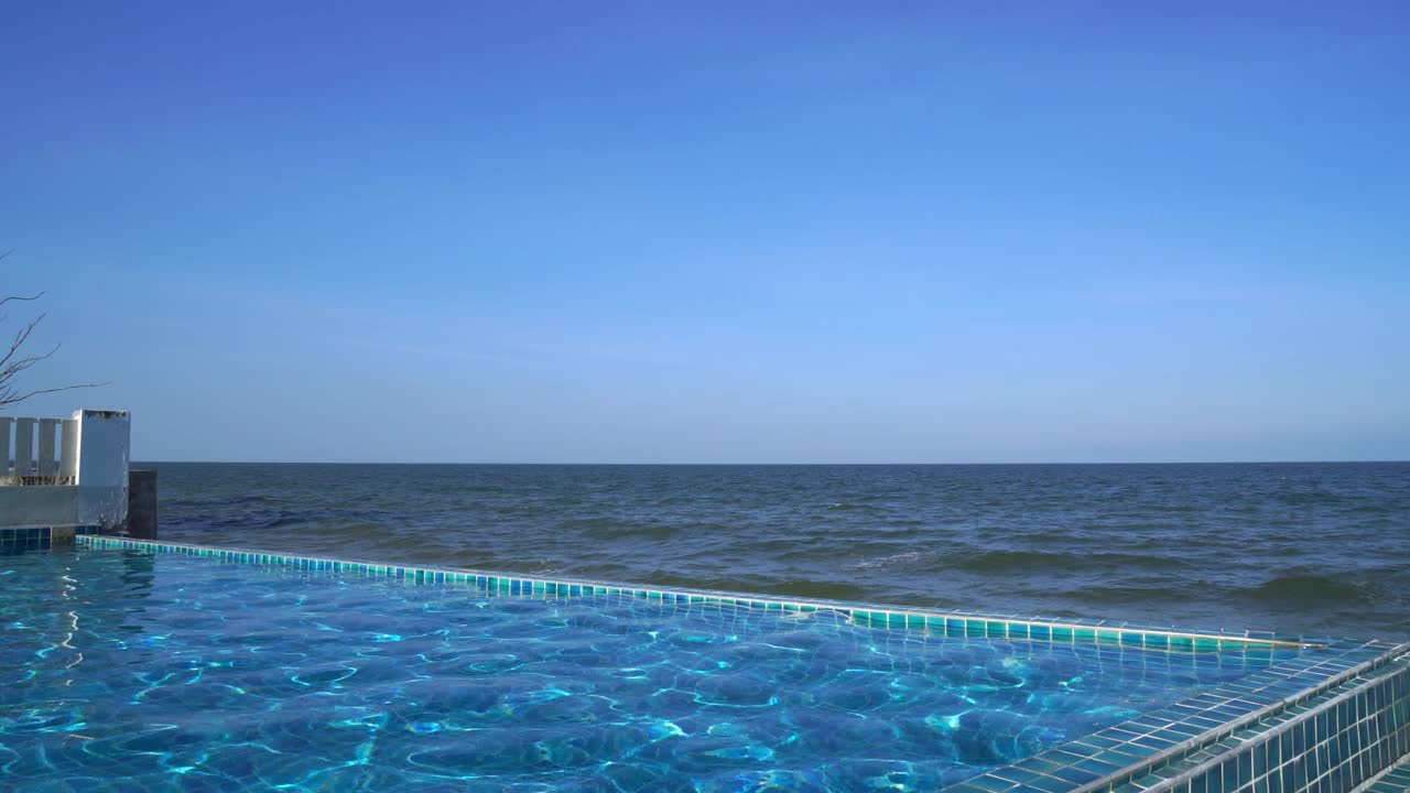 以大海和蓝天为背景的游泳池视频下载