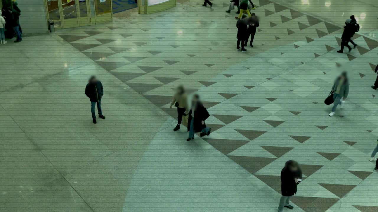 扫视在火车站走动的人群。视频素材