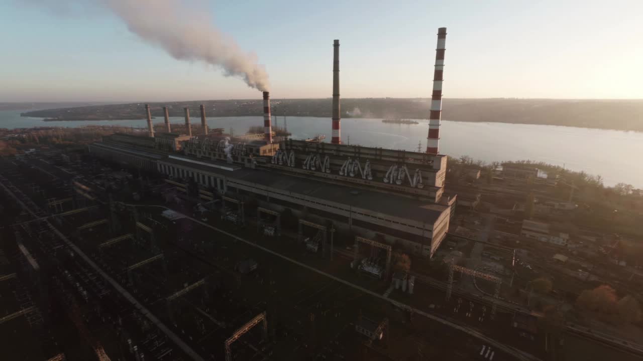燃煤发电厂的管道和烟雾视频素材