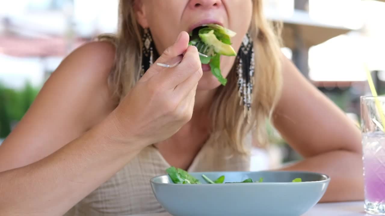 妇女在餐馆吃健康的绿色沙拉，健康的生活方式，替代蛋白质食物。视频素材